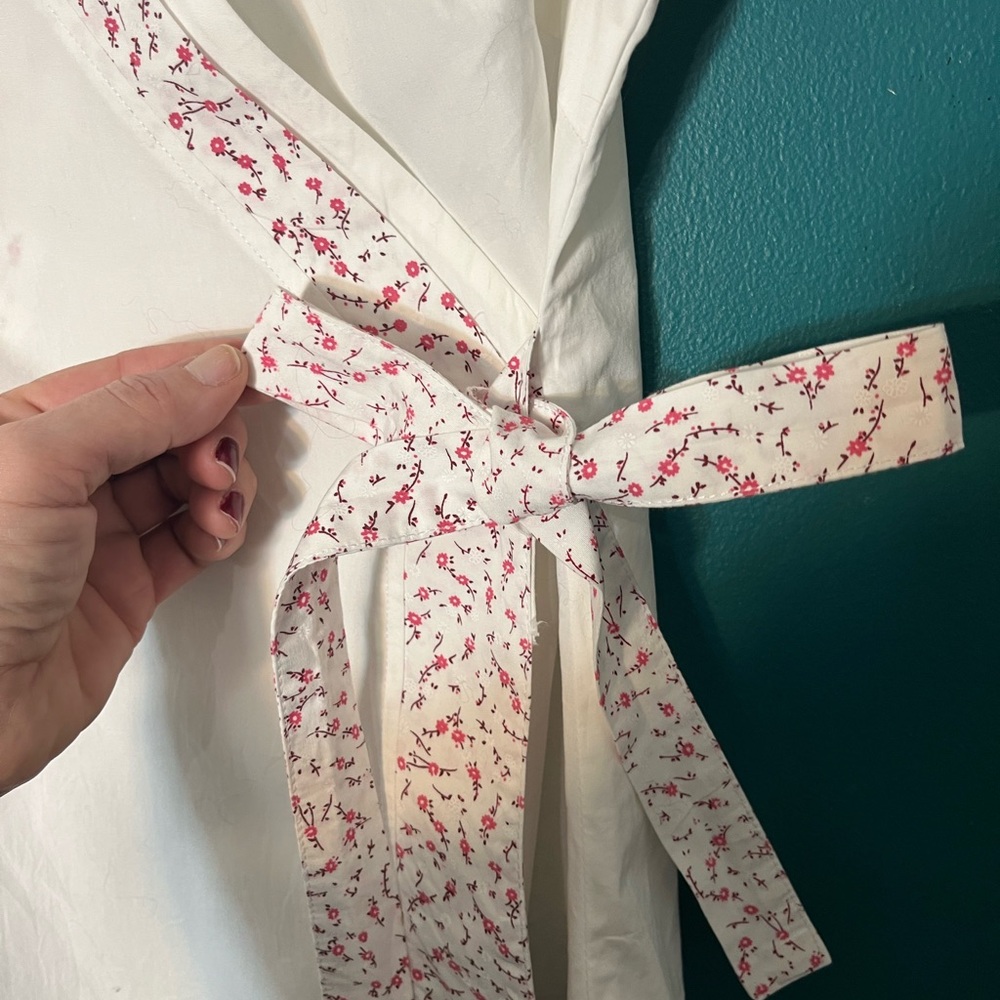 Chic White Wrap Blouse with Pink Floral Trim - Picture 5 of 5